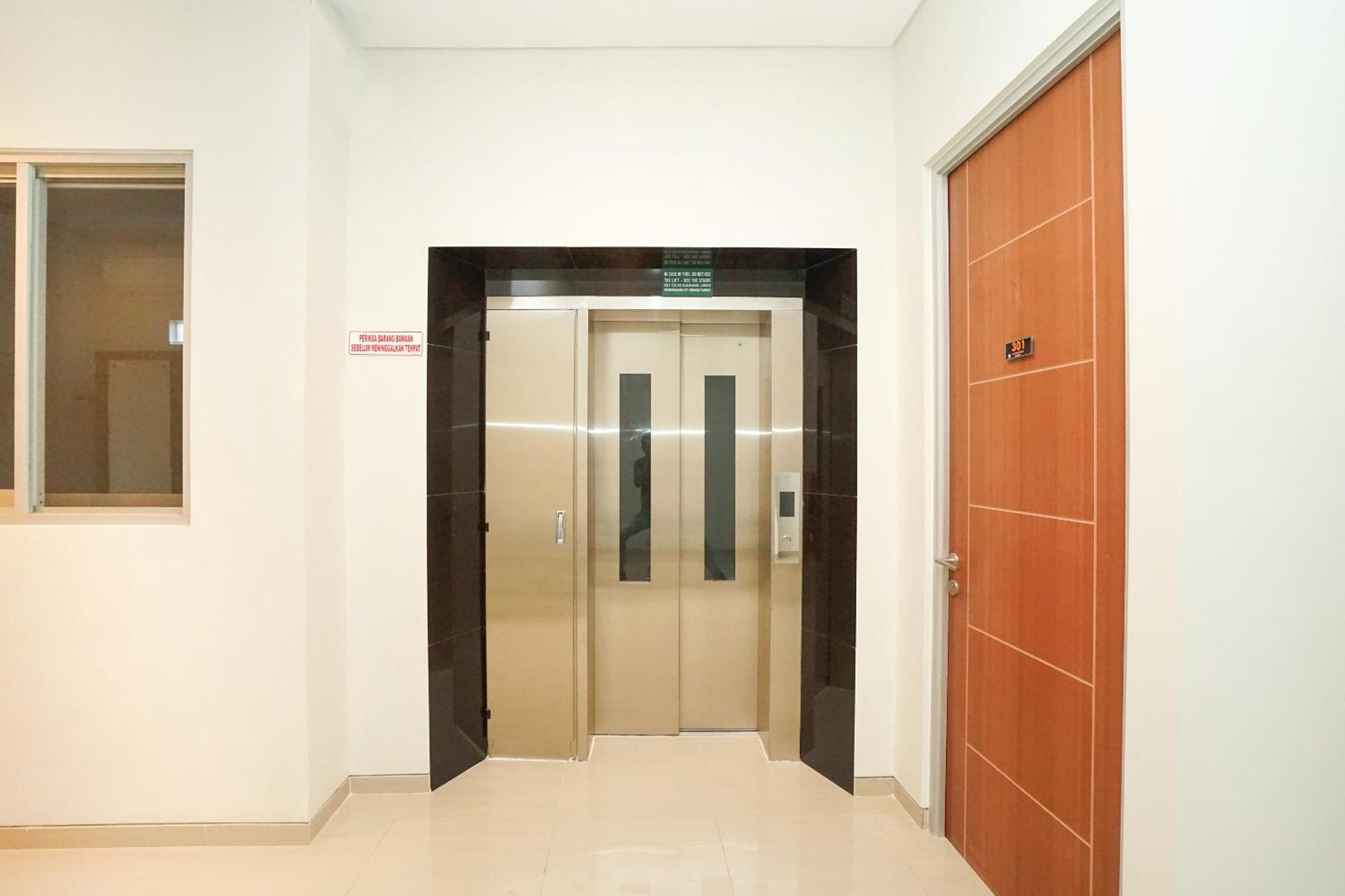 Готель Super Oyo Capital O 614 Graha 8 Syariah Сурабая Екстер'єр фото